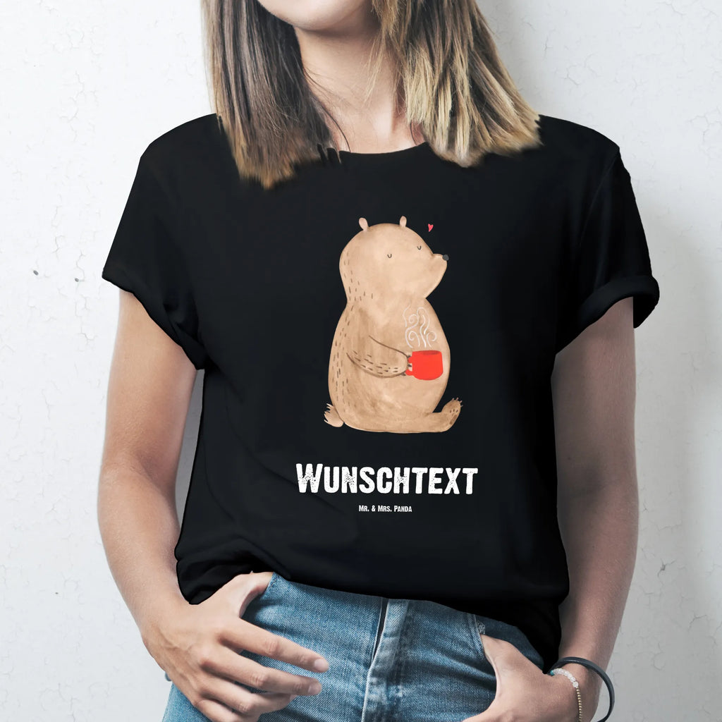Personalised T-Shirt bear Coffee Wunschtext, T-Shirt mit Namen, T-Shirt Personalisiert, T-Shirt mit Aufruck, Bedrucken, Teddybär, Bär, Teddy, Welt Retten, Bären, Guten Morgen, Coffee, Kaffee, Welt Erobern, Motivation, Morgenroutine