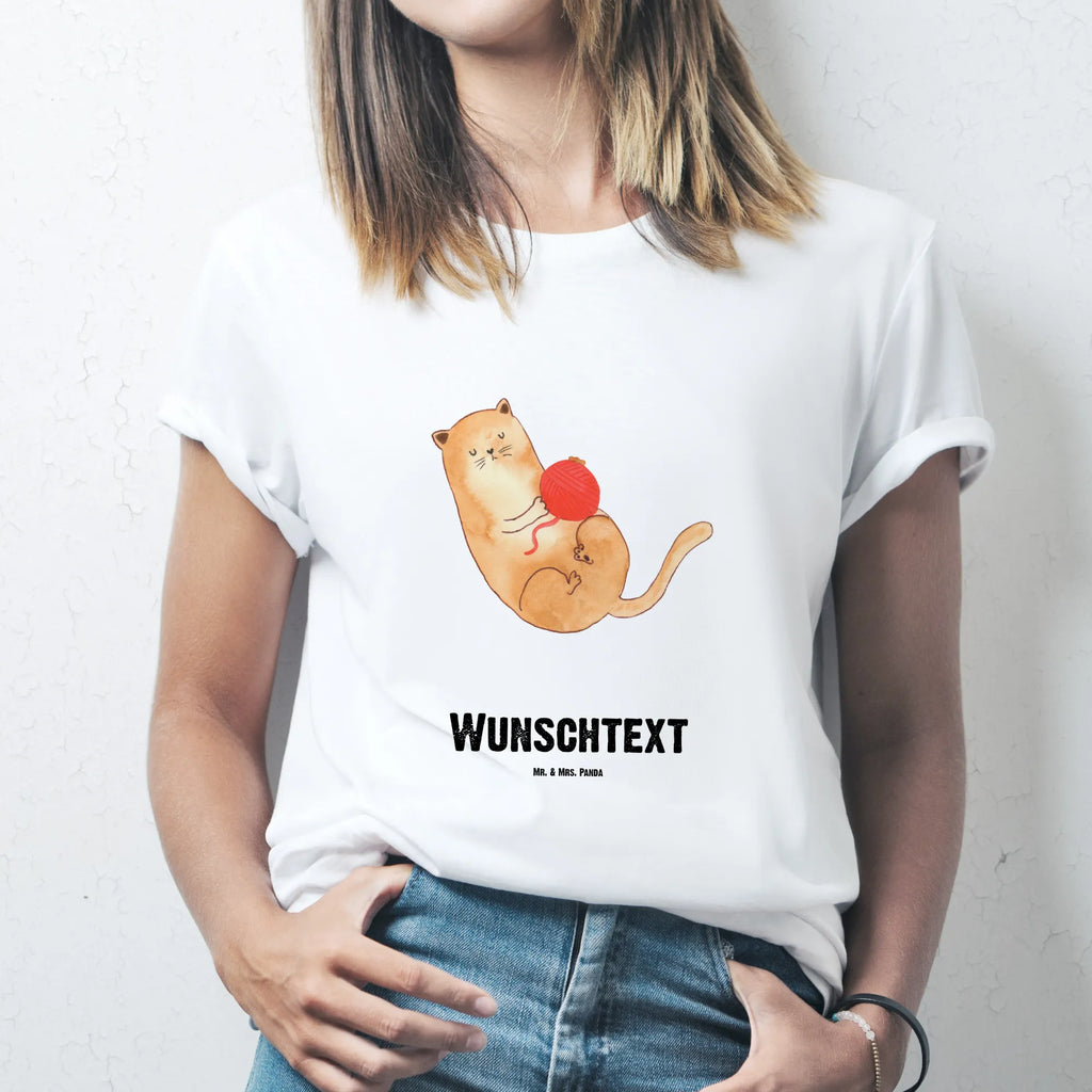 Rozmiar L Personalizowana koszulka kot wełna Wunschtext, T-Shirt Personalisiert, T-Shirt mit Namen, Bedrucken, T-Shirt mit Aufruck, Katzenfreund, Katzensouvenirs, Katze, Katzenliebhaberprodukte, Katzenprodukte, Katzenmotive, Katzenartikel, Katzendeko, Katzenfan, Katzenaccessoires, Katzenmotiv, Katzenliebhaber, Haustier, Wollknäuel, Spielen, Spiel, Mietze, Wolle, Verspielt, Cats, Cat, Katzenbesitzerin, Katzen, Kater, Katzenhalter