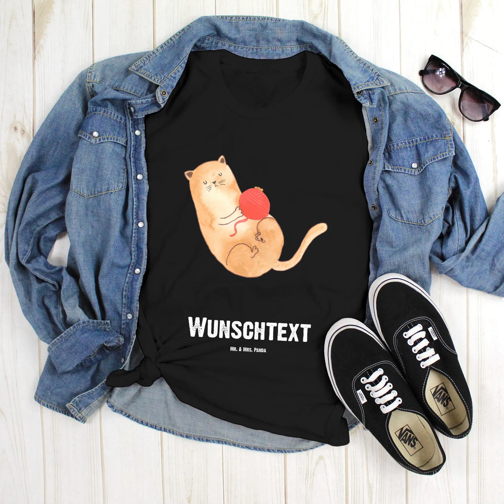 Rozmiar L Personalizowana koszulka kot wełna Wunschtext, T-Shirt Personalisiert, T-Shirt mit Namen, Bedrucken, T-Shirt mit Aufruck, Katzenfreund, Katzensouvenirs, Katze, Katzenliebhaberprodukte, Katzenprodukte, Katzenmotive, Katzenartikel, Katzendeko, Katzenfan, Katzenaccessoires, Katzenmotiv, Katzenliebhaber, Haustier, Wollknäuel, Spielen, Spiel, Mietze, Wolle, Verspielt, Cats, Cat, Katzenbesitzerin, Katzen, Kater, Katzenhalter