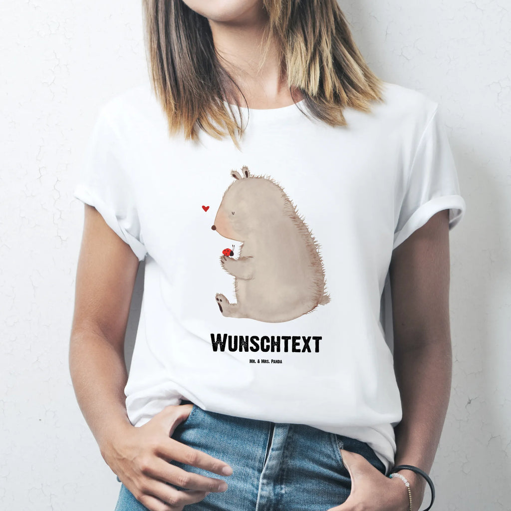 Personalisiertes T-Shirt Bär mit Marienkäfer Wunschtext, T-Shirt mit Aufruck, T-Shirt Personalisiert, T-Shirt mit Namen, Bedrucken, Teddybär, Bär, Teddy, Liebe, Motivation, Marienkäfer, Das Leben Ist schön, Freiheit