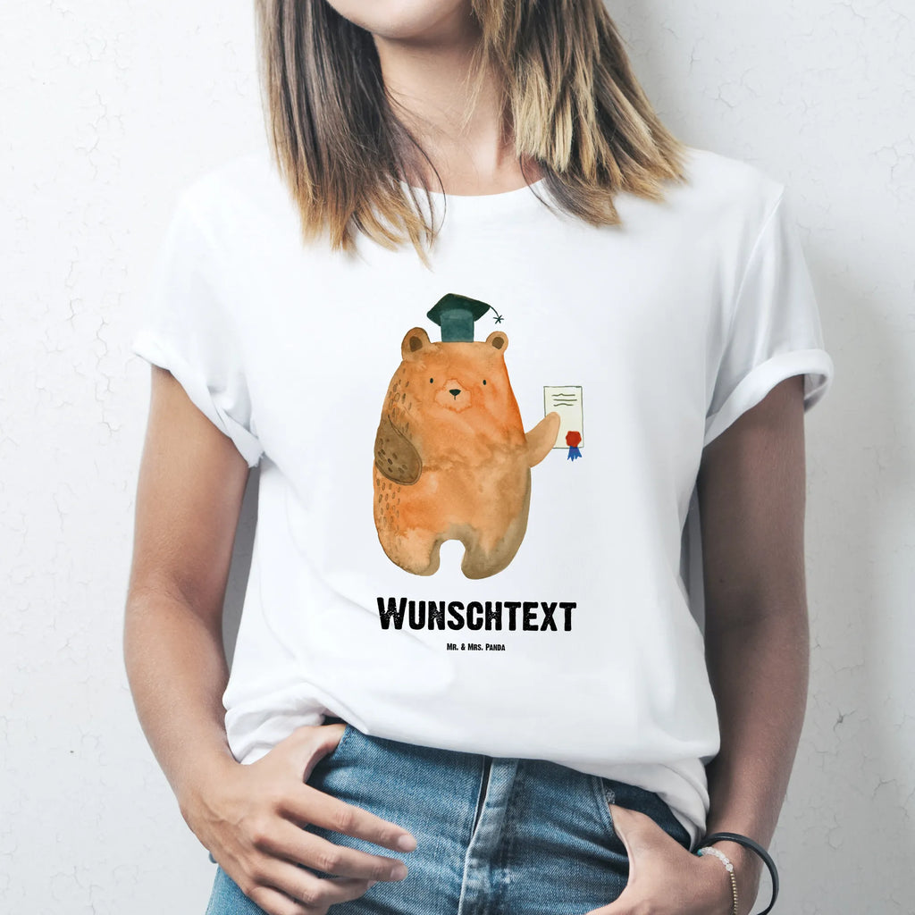 Personalisiertes T-Shirt Prüfungsbär Bedrucken, T-Shirt mit Namen, T-Shirt Personalisiert, T-Shirt mit Aufruck, Wunschtext, Teddybär, Bär, Teddy, Zeugnis, Abschluss, Prüfungen, Abitur, Abschlusszeugnis, Prüfung Bestanden