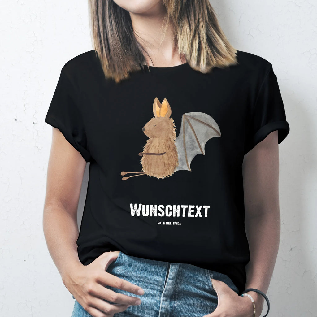 Personalisiertes T-Shirt Fledermaus sitzend T-Shirt mit Aufruck, Wunschtext, T-Shirt mit Namen, T-Shirt Personalisiert, Bedrucken, Lustige Sprüche, Gute Laune, Tiere, Tiermotive, Entspannen, Fledermäuse, Fledermaus, Motivation