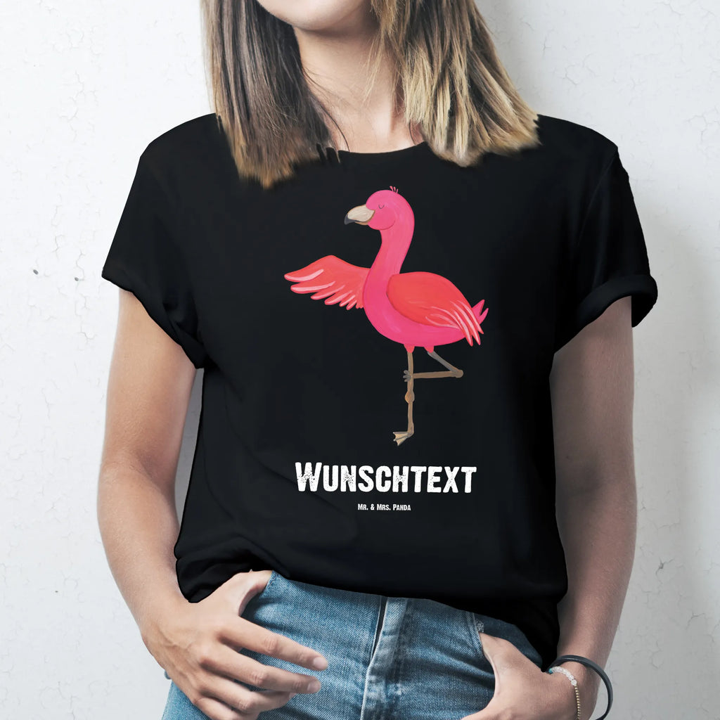 Personalised T-Shirt flamingo yoga Wunschtext, T-Shirt mit Aufruck, T-Shirt Personalisiert, T-Shirt mit Namen, Bedrucken, Flamingo, Aufregen, Yoga, Achtsamkeit, Entspannung, Namaste, Tiefenentspannung, Yoga-Übung, Vogel, Ärger