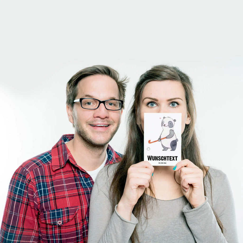 Personalisierte Postkarte Panda Hockey spielen Ansichtskarte mit Wunschtext, Karte mit Wunschtext, Ansichtskarte mit Namen, Einladung mit Namen, Grußkarte mit Wunschtext, Grußkarte mit Namen, Einladung mit Wunschtext, Karte mit Namen, Geschenkkarte mit Namen, Postkarte personalisierbar, Geschenkkarte mit Wunschtext, Postkarte mit Namen, Postkarte bedrucken, Postkarte mit Wunschtext, Geschenk, Sport, Sportart, Hobby, Schenken, Danke, Dankeschön, Auszeichnung, Gewinn, Sportler, Feldhockey, Hockeyschläger, Hockey Verein, Hockey spielen