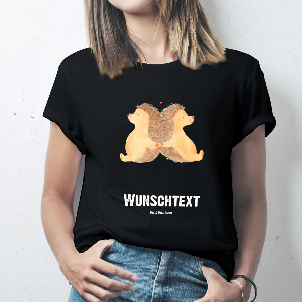 Personalised T-Shirt Hedgehogs holding hands Wunschtext, T-Shirt Personalisiert, T-Shirt mit Namen, Bedrucken, T-Shirt mit Aufruck, Freund, Partner, Hocheitstag, Liebesgeschenk, Heiraten, Ehefrau, Jahrestag, Heiratsantrag, Ehemann, Verlobung, Freundin, Liebe, Hochzeit, Love, Lieblingsmensch, Liebesbotschaft, Hand in Hand, Gemeinsamkeit, Igel, Große Liebe, Igelliebe, Liebesbeweis, Geschenk für Zwei