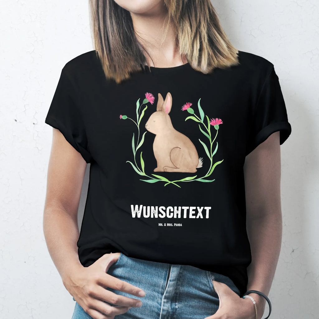 Personalisiertes T-Shirt Hase sitzend T-Shirt Personalisiert, Bedrucken, Wunschtext, T-Shirt mit Namen, T-Shirt mit Aufruck, Osternest, Ostern Geschenk, Osterdeko, Ostergeschenke Kinder, Ostergeschenke, Ostern Kinder, Osterhase, Geschenke zu Ostern, Ostern, Hase, Osterblume, Liebe, Kaninchen, Frohe Ostern, Grüße, Ostergrüße