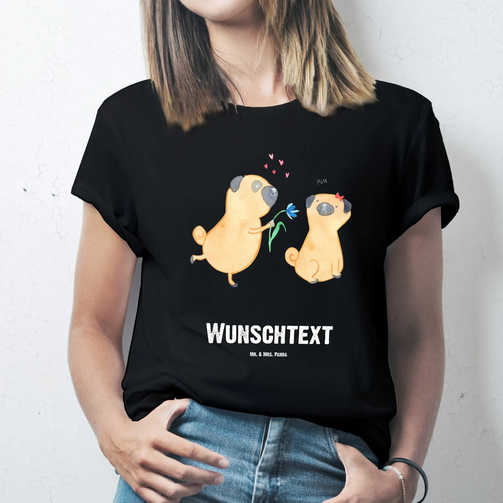 Personalisiertes T-Shirt Mops Verliebt Bedrucken, T-Shirt Personalisiert, T-Shirt mit Namen, Wunschtext, T-Shirt mit Aufruck, Hundemotiv, Hund, Sprüche, Hunderasse, Hundebesitzer, Haustier, Tierliebhaber, Geschenk Freund, Partner, Verliebt, Möpse, Hundeliebe, Mops, Liebe, Liebesspruch. Verlobt
