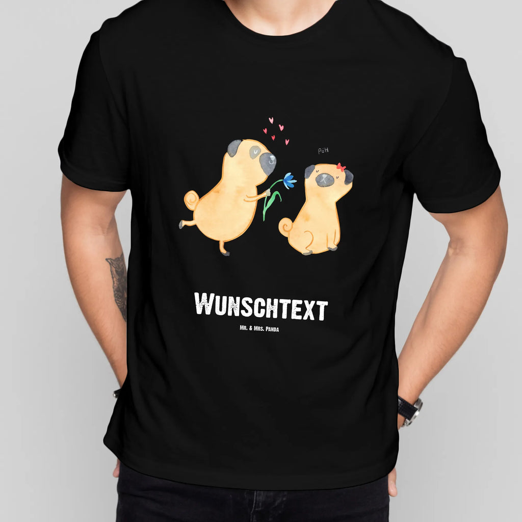 Personalisiertes T-Shirt Mops Verliebt Bedrucken, T-Shirt Personalisiert, T-Shirt mit Namen, Wunschtext, T-Shirt mit Aufruck, Hundemotiv, Hund, Sprüche, Hunderasse, Hundebesitzer, Haustier, Tierliebhaber, Geschenk Freund, Partner, Verliebt, Möpse, Hundeliebe, Mops, Liebe, Liebesspruch. Verlobt