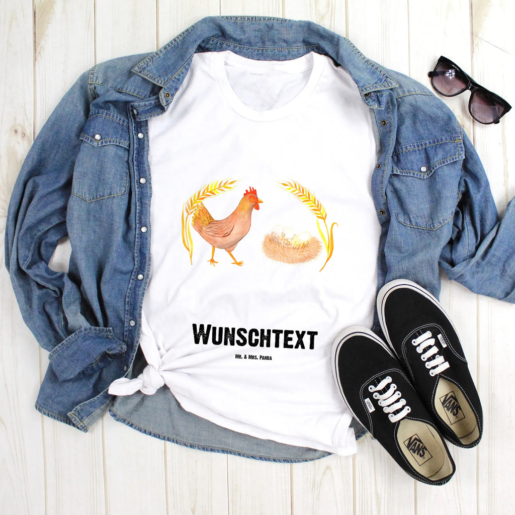 Personalised T-Shirt Chicken Proud Frauen, T-Shirt Personalisiert, Männer, Bedrucken, T-Shirt mit Namen, Wunschtext, T-Shirt mit Aufruck, Bauernhof, Hoftiere, Landwirt, Landwirtin, Schwangerschaft, Geburt, Spruch, Henne, Hühner, Hahn, Motivation, Landleben, Eier, Magie, Hof