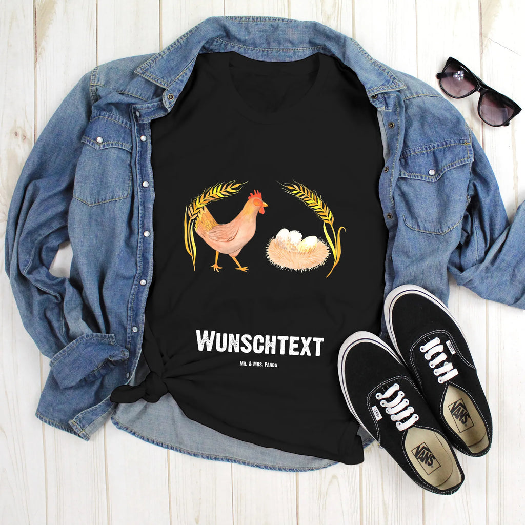 Personalised T-Shirt Chicken Proud Frauen, T-Shirt Personalisiert, Männer, Bedrucken, T-Shirt mit Namen, Wunschtext, T-Shirt mit Aufruck, Bauernhof, Hoftiere, Landwirt, Landwirtin, Schwangerschaft, Geburt, Spruch, Henne, Hühner, Hahn, Motivation, Landleben, Eier, Magie, Hof