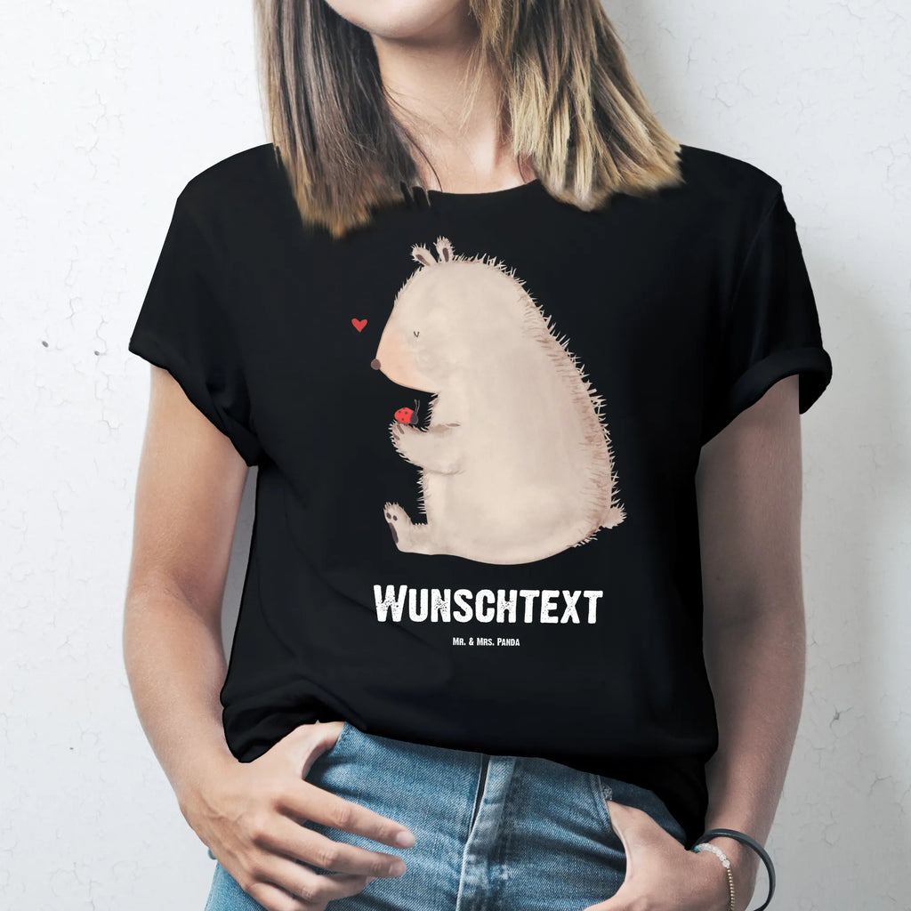 Personalisiertes T-Shirt Bär mit Marienkäfer Wunschtext, T-Shirt mit Aufruck, T-Shirt Personalisiert, T-Shirt mit Namen, Bedrucken, Teddybär, Bär, Teddy, Liebe, Motivation, Marienkäfer, Das Leben Ist schön, Freiheit