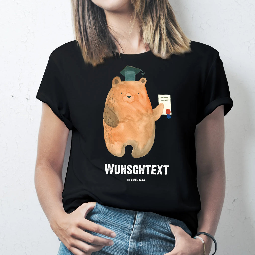 Personalisiertes T-Shirt Prüfungsbär Bedrucken, T-Shirt mit Namen, T-Shirt Personalisiert, T-Shirt mit Aufruck, Wunschtext, Teddybär, Bär, Teddy, Zeugnis, Abschluss, Prüfungen, Abitur, Abschlusszeugnis, Prüfung Bestanden