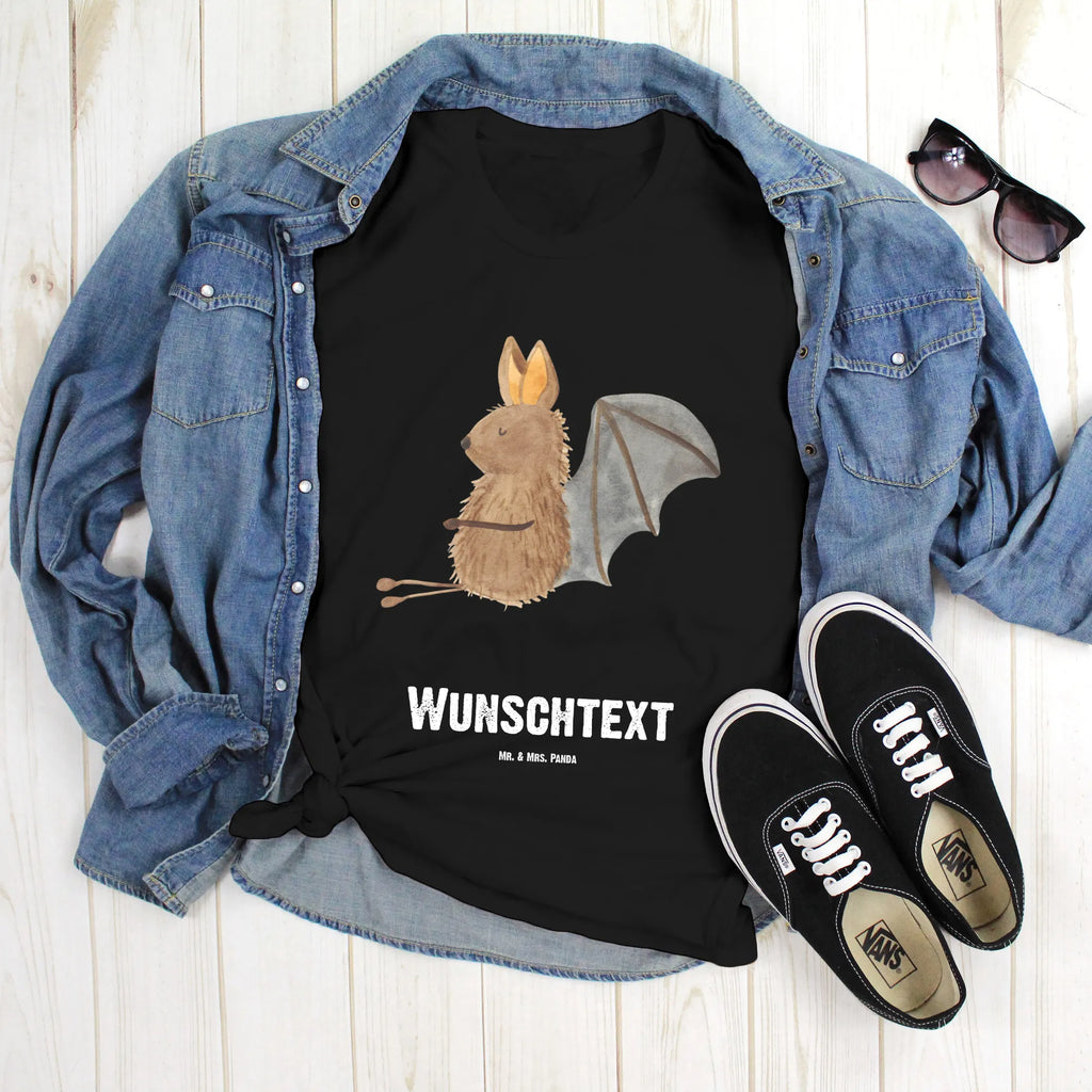 Personalisiertes T-Shirt Fledermaus sitzend T-Shirt mit Aufruck, Wunschtext, T-Shirt mit Namen, T-Shirt Personalisiert, Bedrucken, Lustige Sprüche, Gute Laune, Tiere, Tiermotive, Entspannen, Fledermäuse, Fledermaus, Motivation