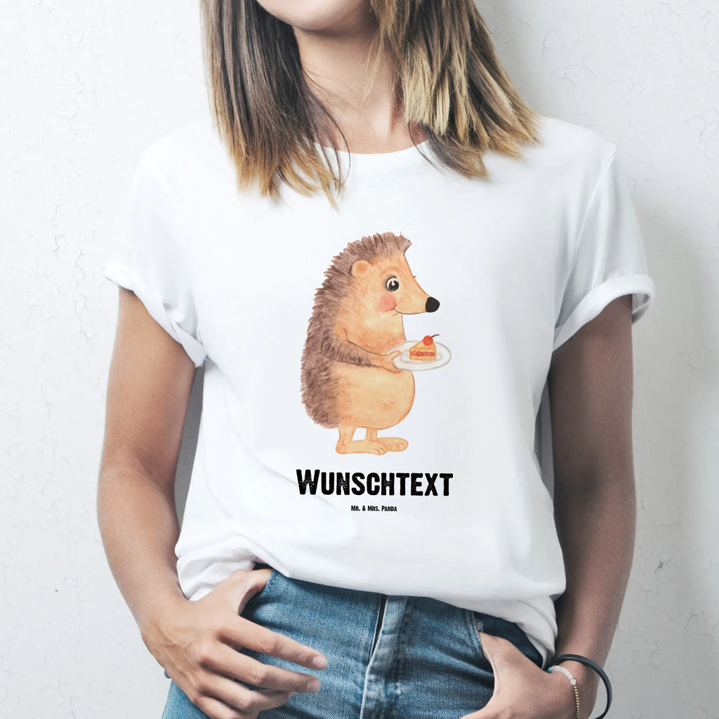 Personalisiertes T-Shirt Igel mit Kuchenstück T-Shirt mit Aufruck, Bedrucken, T-Shirt mit Namen, T-Shirt Personalisiert, Wunschtext, Lustige Sprüche, Gute Laune, Tiere, Tiermotive, Einladung Party, Igel, Geburtstagskuchen, Kuchen Backen, Kuchen, Backen Geschenk, Torte, Essen Spruch