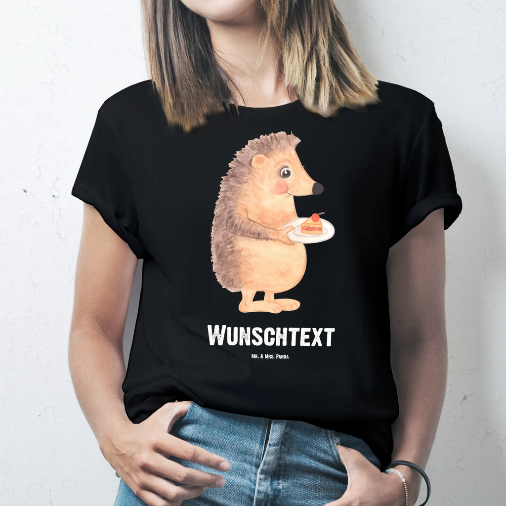 Personalisiertes T-Shirt Igel mit Kuchenstück T-Shirt mit Aufruck, Bedrucken, T-Shirt mit Namen, T-Shirt Personalisiert, Wunschtext, Lustige Sprüche, Gute Laune, Tiere, Tiermotive, Einladung Party, Igel, Geburtstagskuchen, Kuchen Backen, Kuchen, Backen Geschenk, Torte, Essen Spruch