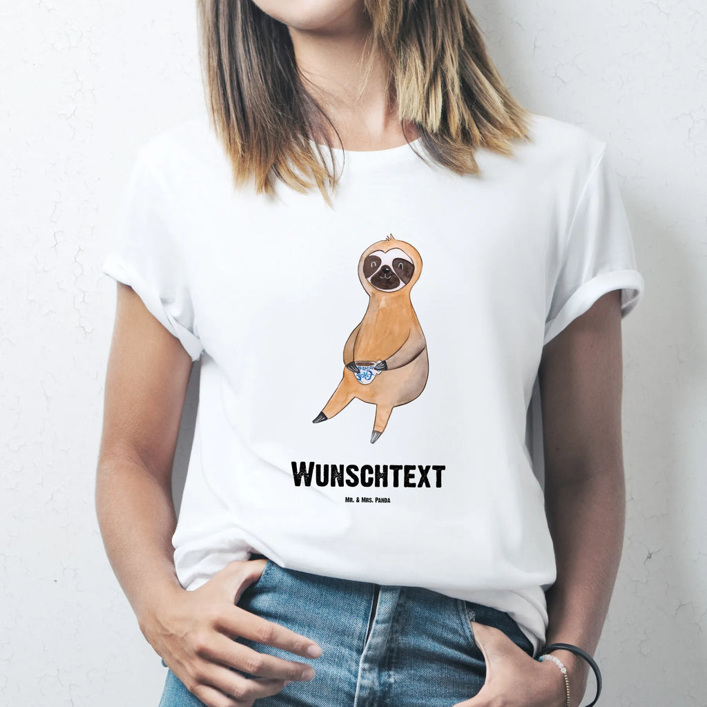 Personalisiertes T-Shirt Faultier Kaffee Wunschtext, T-Shirt mit Namen, T-Shirt mit Aufruck, T-Shirt Personalisiert, Bedrucken, Faultier, Faultier Geschenk, Faultier Deko, Faultiere, Kaffeetasse, Kaffee, Frühaufsteher, faul, Kaffeegetränk, Coffee, Genießer, Lieblingstier, Erster Kaffee, Morgenmuffel
