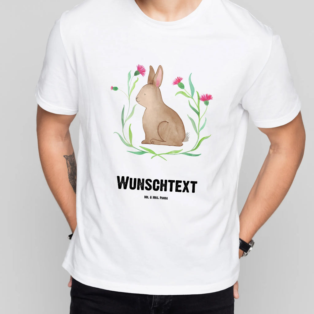 Personalisiertes T-Shirt Hase sitzend T-Shirt Personalisiert, Bedrucken, Wunschtext, T-Shirt mit Namen, T-Shirt mit Aufruck, Osternest, Ostern Geschenk, Osterdeko, Ostergeschenke Kinder, Ostergeschenke, Ostern Kinder, Osterhase, Geschenke zu Ostern, Ostern, Hase, Osterblume, Liebe, Kaninchen, Frohe Ostern, Grüße, Ostergrüße