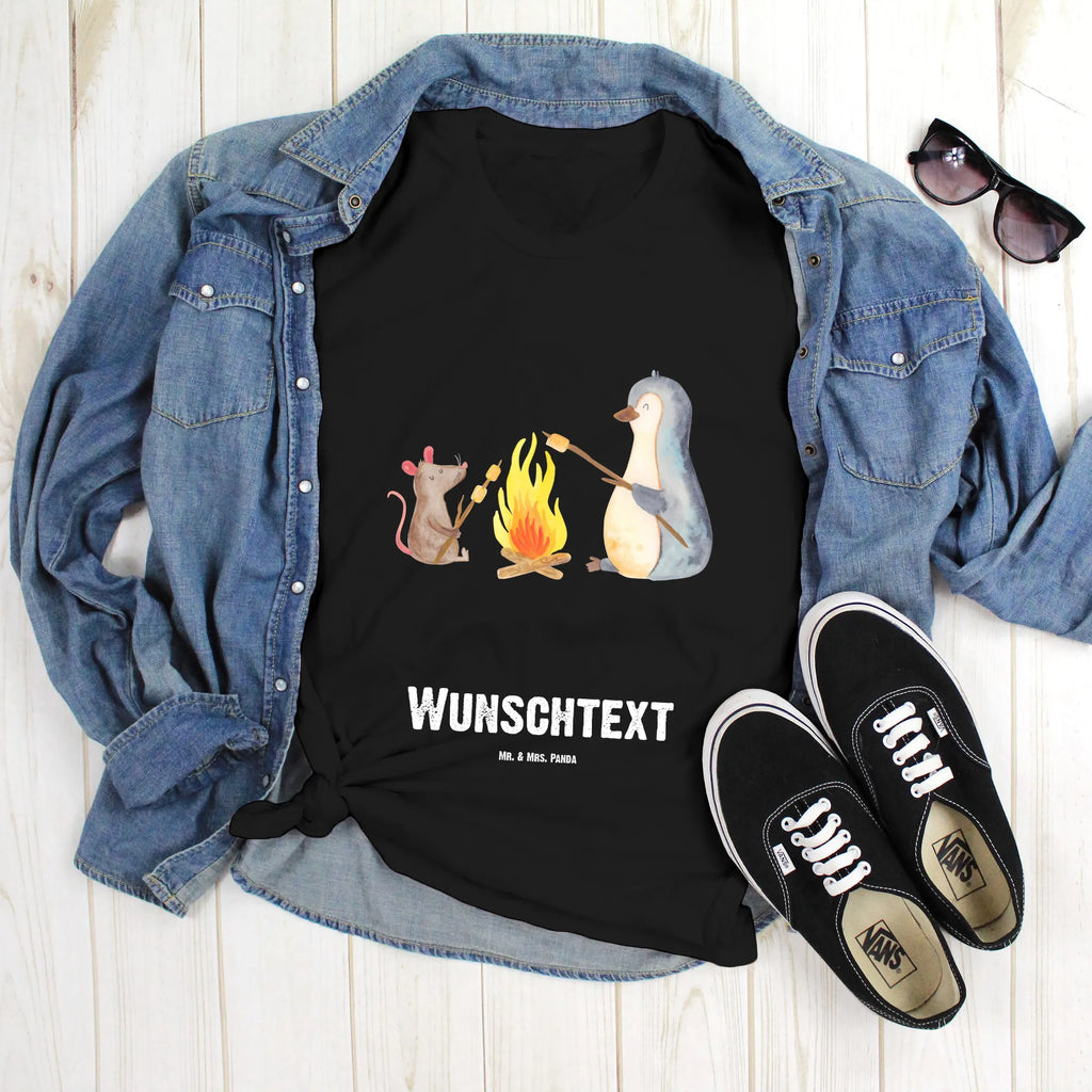 Personalisiertes T-Shirt Pinguin Lagerfeuer Bedrucken, Wunschtext, T-Shirt Personalisiert, T-Shirt mit Namen, T-Shirt mit Aufruck, Pinguin, Marshmallows, Neustart, Lagerfeuer, Büroalltag, Feuer, Arbeit, Lebensmotivation, Liebe, Pinguine, Grillen, Job, Lebensspruch, Büro, Leben, Maus, Motivation