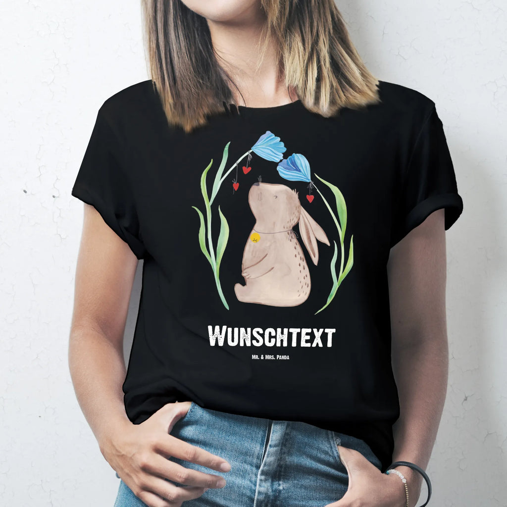 Personalisiertes T-Shirt Hase Blume Wunschtext, T-Shirt mit Namen, Männer, T-Shirt mit Aufruck, T-Shirt Personalisiert, Frauen, Bedrucken, Ostern, Osterhase, Ostergeschenke, Osternest, Osterdeko, Geschenke zu Ostern, Ostern Geschenk, Ostergeschenke Kinder, Ostern Kinder, Kind, erstes Kind, Kaninchen, Taufe, Träume, Kindergeburtstag, Geburt, Schwangerschaft, Taufgeschenk, Hase, Geburtstag, Hoffnung