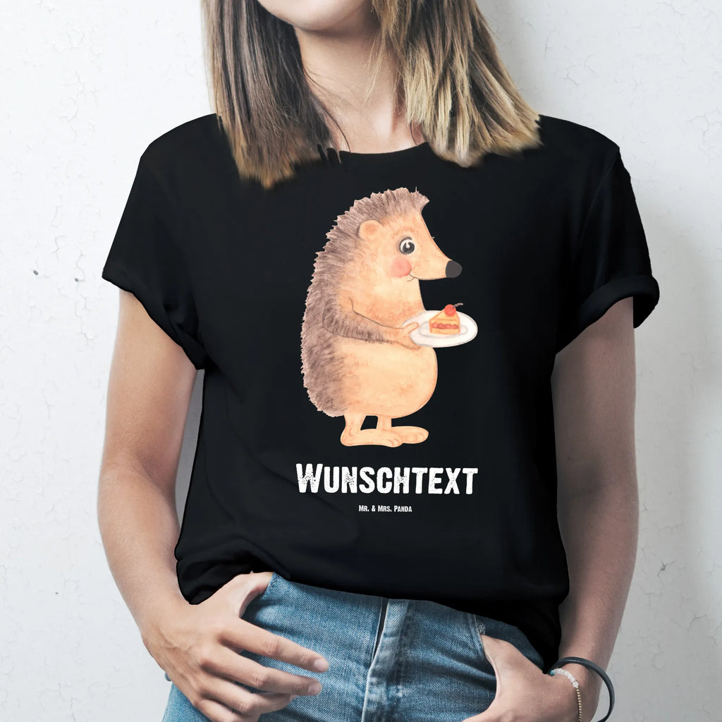 Personalisiertes T-Shirt Igel mit Kuchenstück T-Shirt mit Aufruck, Bedrucken, T-Shirt mit Namen, T-Shirt Personalisiert, Wunschtext, Lustige Sprüche, Gute Laune, Tiere, Tiermotive, Einladung Party, Igel, Geburtstagskuchen, Kuchen Backen, Kuchen, Backen Geschenk, Torte, Essen Spruch