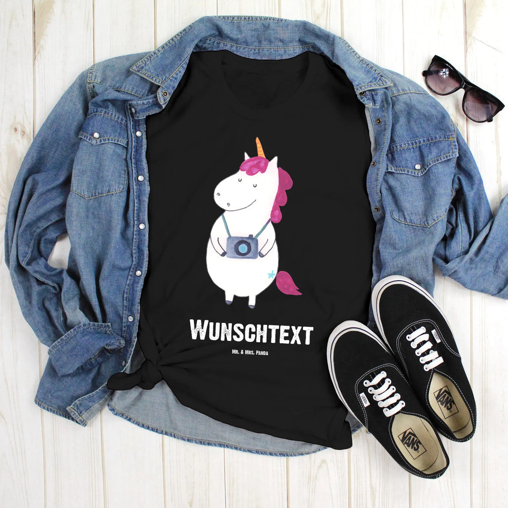 Personalised T-Shirt unicorn photographer T-Shirt Personalisiert, Wunschtext, T-Shirt mit Namen, Bedrucken, T-Shirt mit Aufruck, Einhorn Deko, Unicorn, Einhorn, Einhörner, Urlaub, Fotografie, Städtereise, Reisen, Weltenbummler, Kamera, Weltreise, Fotograf, Reise, Kurztrip, Tourist