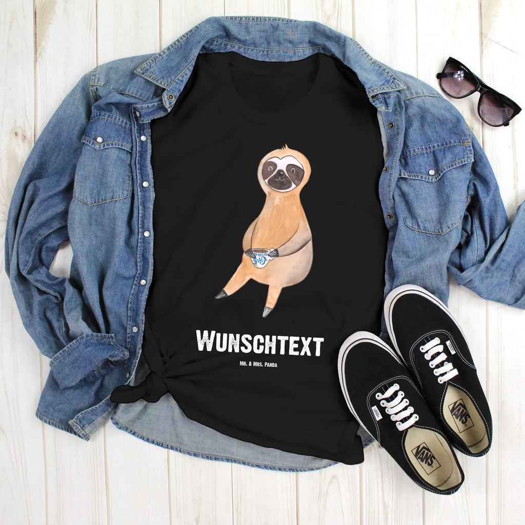 Personalisiertes T-Shirt Faultier Kaffee Wunschtext, T-Shirt mit Namen, T-Shirt mit Aufruck, T-Shirt Personalisiert, Bedrucken, Faultier, Faultier Geschenk, Faultier Deko, Faultiere, Kaffeetasse, Kaffee, Frühaufsteher, faul, Kaffeegetränk, Coffee, Genießer, Lieblingstier, Erster Kaffee, Morgenmuffel