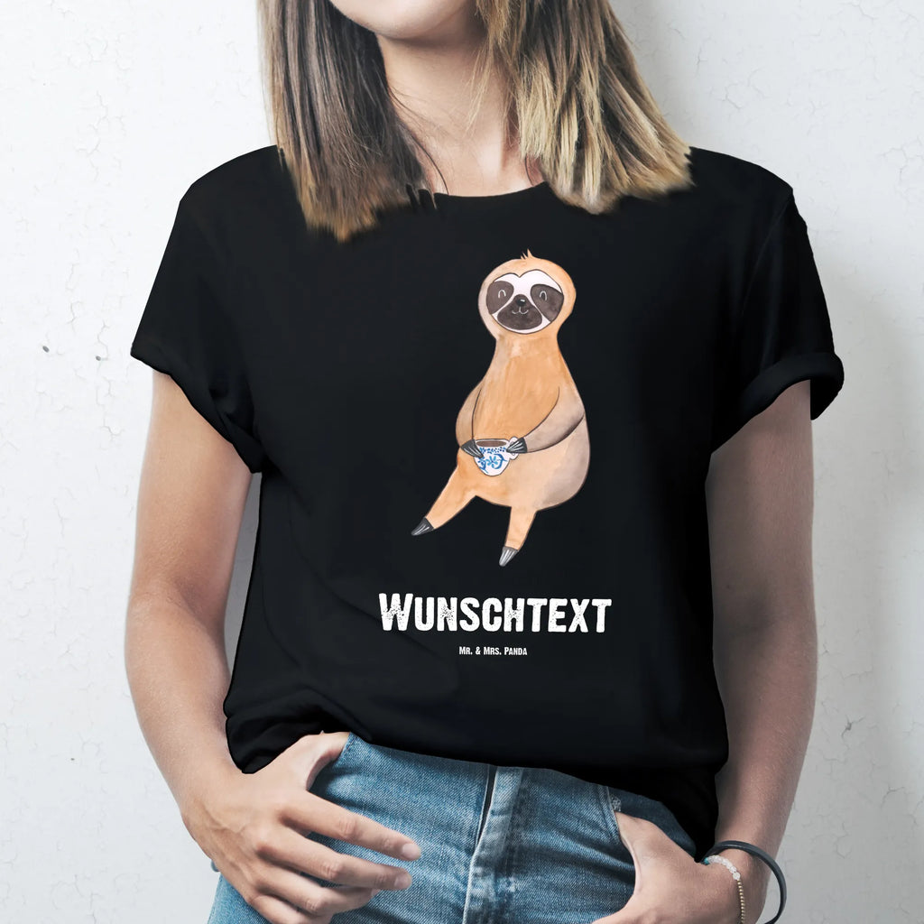 Personalisiertes T-Shirt Faultier Kaffee Wunschtext, T-Shirt mit Namen, T-Shirt mit Aufruck, T-Shirt Personalisiert, Bedrucken, Faultier, Faultier Geschenk, Faultier Deko, Faultiere, Kaffeetasse, Kaffee, Frühaufsteher, faul, Kaffeegetränk, Coffee, Genießer, Lieblingstier, Erster Kaffee, Morgenmuffel