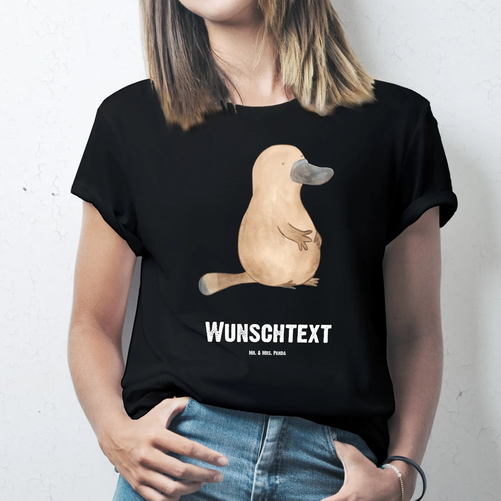 Personalised T-Shirt platypus courage Wunschtext, T-Shirt mit Aufruck, T-Shirt Personalisiert, Bedrucken, T-Shirt mit Namen, Meer, Urlaub, Meerestiere, Neuanfang, Mut, Lebensweisheit, Weltreise, Neustart, Schnabeltier, Motivation, Schnabeltiere, Training, Arbeit, Raodtrip, Büro, mutig