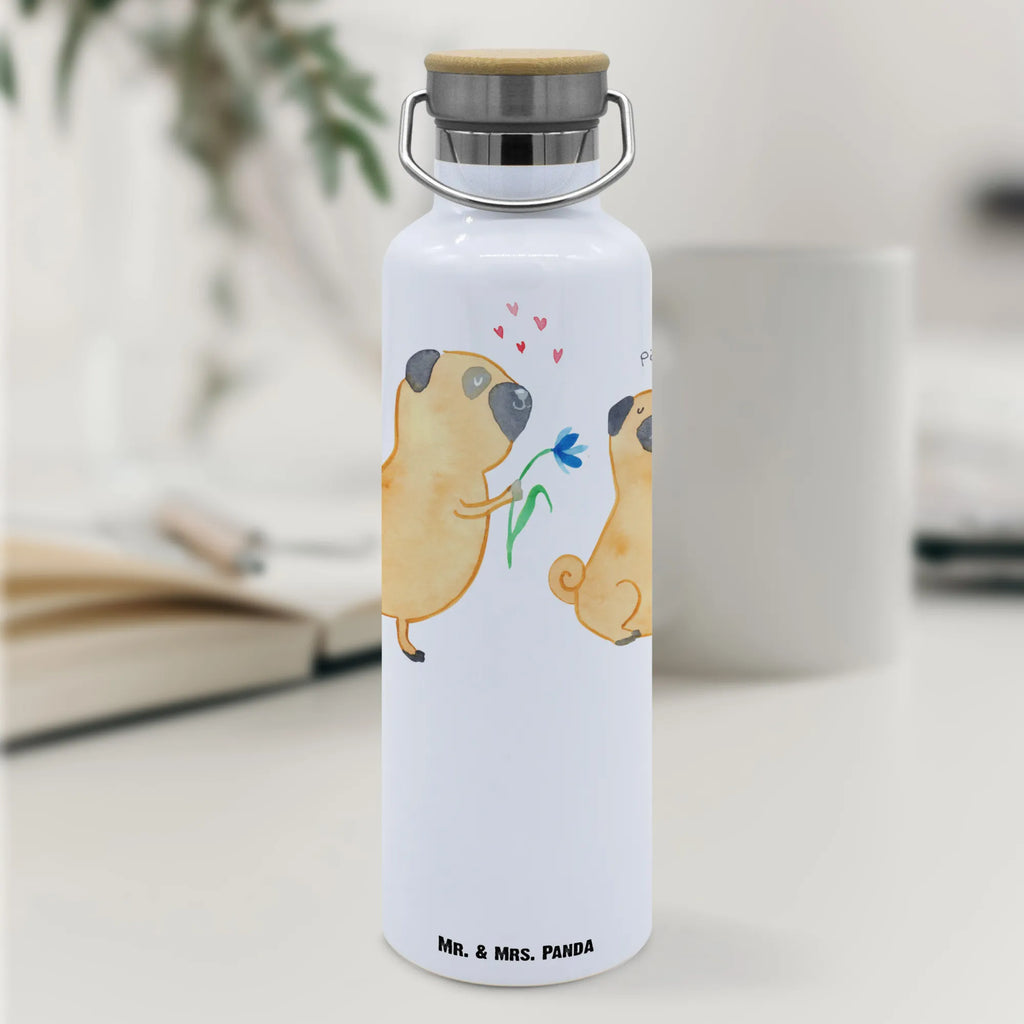 Drinks bottle pug In love Thermo-Trinkflasche, Trinkflasche Geschenkidee, Umweltfreundliche Trinkflasche, Trinkflasche Für Fahrrad, Trinkflasche Für Schule, Trinkflasche Nachhaltig, Trinkflasche Mit Drehverschluss, Isolierte Trinkflasche, Bunte Trinkflasche, Trinkflasche Für Outdoor, Trinkflasche Für Kita, Spülmaschinenfeste Trinkflasche, Trinkbehälter, Flasche Für Unterwegs, Trinkflasche Mit Motiv, Trinkflasche BPA-Frei, Trinkflasche Für Herren, Flasche Zum Mitnehmen, Trinkflasche Für Sport, Robuste Trinkflasche, Trinkflasche Aus Glas, Trinkflasche Für Damen, Trinkflasche Für Büro, Wiederverwendbare Trinkflasche, Schlichte Trinkflasche, Trinkflasche Mit Fruchteinsatz, Trinkflasche Mit Spruch, Wasserflasche, Trinkflasche Aus Kunststoff, Trinkflasche Mit Klappdeckel, Lustige Trinkflasche, Trinkflasche Mit Strohhalm, Getränkeflasche, Trinkflasche Aus Edelstahl, Leichte Trinkflasche, Trinkflasche Für Wandern, Transparente Trinkflasche, Design Trinkflasche, Auslaufsichere Trinkflasche, Trinkflasche Für Erwachsene, Trinkflasche, Trinkflasche Für Kinder, Hund, Hundemotiv, Haustier, Hunderasse, Tierliebhaber, Hundebesitzer, Sprüche, Möpse, Liebesspruch. Verlobt, Liebe, Geschenk Freund, Partner, Hundeliebe, Mops, verliebt
