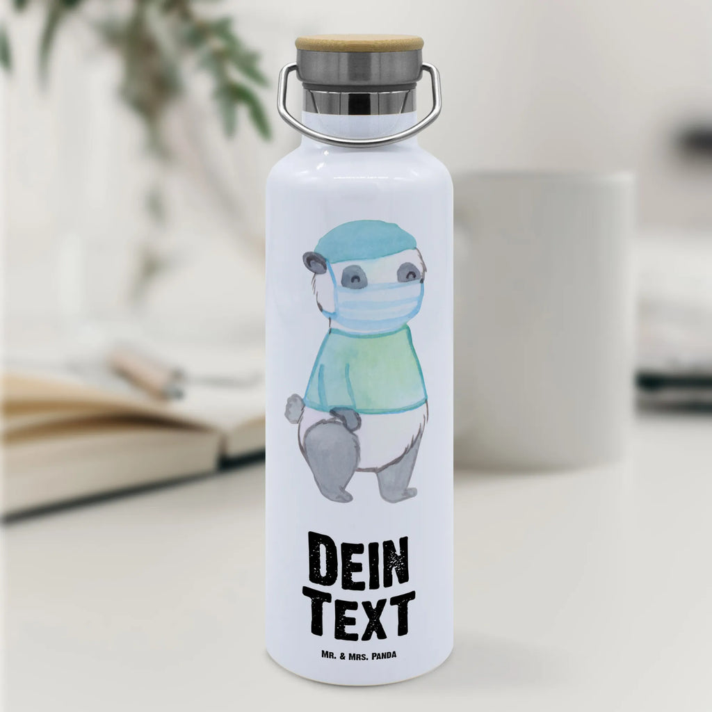 Personalisierte Trinkflasche Chirurg mit Herz Flasche Mit Gravur, Trinkflasche Für Kita Mit Namen, Kunststoff Trinkflasche Mit Wunschtext, Wiederverwendbare Trinkflasche Mit Wunschtext, BPA-Freie Trinkflasche Personalisiert, Thermo-Trinkflasche Mit Namen, Trinkflasche Mit Gravur, Trinkflasche Für Kinder Mit Namen, Personalisierte Trinkflasche, Trinkflasche Für Damen Mit Namen, Trinkbehälter Mit Namen, Auslaufsichere Trinkflasche Mit Wunschtext, Design Trinkflasche Mit Wunschtext, Edelstahl Trinkflasche Mit Gravur, Trinkflasche Für Sport Mit Wunschtext, Trinkflasche Selbst Gestalten, Trinkflasche Für Büro Mit Gravur, Isolierte Trinkflasche Mit Gravur, Trinkflasche Für Erwachsene Mit Gravur, Glas Trinkflasche Mit Namen, Trinkflasche Mit Wunschtext, Trinkflasche Mit Klappdeckel Und Wunschtext, Trinkflasche Als Geschenk Mit Namen, Trinkflasche Mit Text, Trinkflasche Für Schule Mit Wunschtext, Wasserflasche Mit Namen, Trinkflasche Bedruckt Mit Namen, Trinkflasche Mit Namen, Getränkeflasche Mit Wunschtext, Trinkflasche Mit Motiv Und Namen, Lustige Trinkflasche Mit Gravur, Trinkflasche Für Herren Mit Gravur, Geschenk Trinkflasche Personalisiert, Geschenk, Schenken, Jubiläum, Danke, Dankeschön, Beruf, Ausbildung, Abschied, Rente, Kollege, Kollegin, Arbeitskollege, Mitarbeiter, Firma, Arzt, Krankenhaus, Mediziner, Unfallchirurg, Chirurg, Notfallchirurg