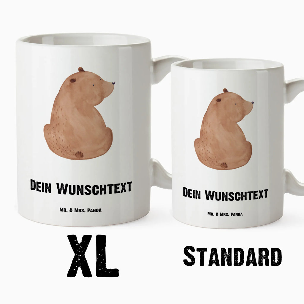 Personalisierte XL Tasse Bär Schulterblick Große Tasse Bedruckt Mit Namen, XL Tasse Mit Wunschtext, XL Tasse Für Büro Mit Wunschtext, Jumbo Tasse Personalisiert, Riesige Tasse Mit Botschaft, Große Tasse Mit Text, Tasse In Übergröße Mit Text, XL Tasse Mit Liebevollem Spruch, Kaffeetasse XL Mit Namen, Design Tasse Groß Mit Personalisierung, XL Tasse Als Geschenk Mit Spruch, Lustige XL Tasse Mit Wunschtext, Frühstückstasse XL Mit Namen, Riesentasse Mit Gravur, Becher XL Personalisiert, Große Tasse Mit Aufdruck, Teetasse XL Mit Wunschtext, XL Kaffeebecher Mit Wunschtext, Extra Große Tasse Personalisiert, Mikrowellengeeignete XL Tasse Mit Text, Mega Tasse Mit Spruch, XL Tasse Mit Eigenem Text, Personalisierte XL Tasse, Bär, Teddy, Teddybär, Motivation, Bären, Bärenliebe, Weisheit, Selbstachtung, Weltansicht