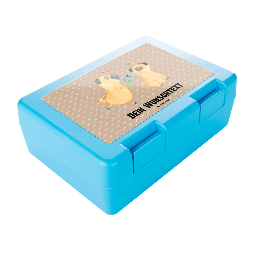 Personalisierte Brotdose Mops verliebt Aufbewahrungsbox, Brotdose Mit Text, Lustige Brotdose Mit Wunschtext, Brotbüchse, Proviantdose, Brotdose Kinder Mit Namen, Design Brotdose Mit Wunschtext, Wiederverwendbare Brotdose Mit Namen, Lunchbehälter Mit Wunschtext, Brotdose Mit Motiv Und Text, Brotdose Für Unterwegs Mit Namen, Brotdose Kindergarten Personalisiert, Brotdose Erwachsene Personalisiert, Pausenbrotbox Personalisiert, Edelstahl Brotdose Mit Gravur, Brotdose Mit Wunschnamen, Vesperdose Mit Wunschtext, Essensdose Mit Wunschtext, Brotdose Kita Mit Namen, Kunststoff Brotdose Mit Text, Brotdose Büro Mit Wunschtext, Butterbrotdose Mit Text, Vesperbox Mit Gravur, Jausenbox Personalisiert, Auslaufsichere Brotdose Mit Namen, Essensbox Mit Namen, Nachhaltige Brotdose Personalisiert, Brotdose Mit Deckel Und Wunschtext, Frühstücksdose Mit Namen, Vesperdose, Brotdose Mit Wunschtext, Snackbox Mit Namen, Brotbox Mit Gravur, Personalisierte Brotdose, Lunchbox Mit Namen, Brotdose Mit Namen, Brotdose Personalisiert, Brotdose Für Mädchen Mit Namen, BPA-Freie Brotdose Mit Wunschtext, Brotdose Schule Mit Wunschtext, Brotdose Für Jungen Personalisiert, Sprüche, Hund, Hunderasse, Hundebesitzer, Hundemotiv, Haustier, Tierliebhaber, Liebe, Mops, Verliebt, Hundeliebe, Möpse, Geschenk Freund, Liebesspruch. Verlobt, Partner