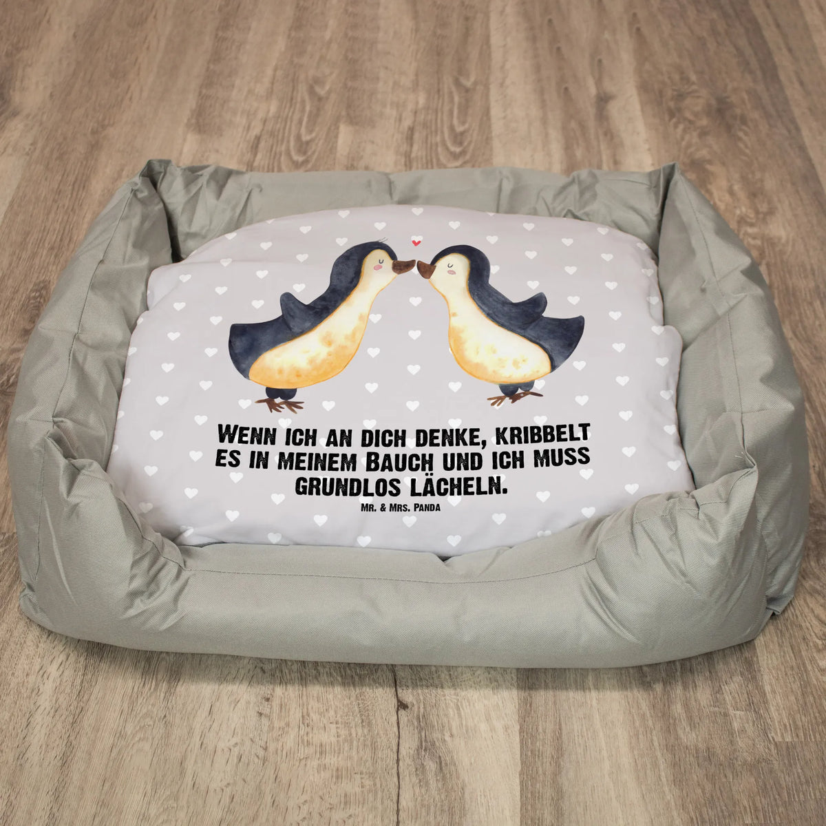Hundebett Pinguine Kuss Geburtstag, kuschelig, wichtelgeschenk, pflegeleicht, Tierkissen, mit Rand, Hundebesitzer, Mitbringsel, Einweihungsgeschenk, zum Entspannen, Körbchen, Hundebett, Kuschelbett, Rückzugsort, Valentinstag, Herrchen, hundefreunde, Hund, Hundekorb, Einzug, Ruheplatz, Haustierkissen, Vatertag, Plüschbett, Hundeliegeplatz, Kissenbezug, mit Reißverschluss, Stoffbett, isoliert, Tierfreunde, Hundematte, Welpenkissen, Hundesofa, Tierliebhaber, Liegeplatz, Schlafplatz, stabiler Unterbau, Hundematratze, Hundepapa, Geschenk für Hundemama, Hundecouch, Hundekörbchen, Hundenest, Tierkörbchen, Frauchen, Stabil, waschmaschinenfest, Erstausstattung Hund, robust, Hundebett Luxus, Ostern, Komfortbett, Geschenk für Hundefreunde, mit Sprüchen, Jubiläum, Hundeliebhaber, Gemütlich, Hundemama, Weihnachten, abwischbar, behaglich, Nikolaus, Muttertag, Geschenk für Hundebesitzer, Einweihungsparty, Hundemöbel, Geschenk zur Einweihung, Welpen, Flauschig, Hundekissen, Hundeliege, Haustierbett, Umzug, waschbar, Hundebettchen, zum Schlafen, Welpenkörbchen, Hundeschlafplatz, bedruckt, Weich, Dankeschön, Tierbett, Kunstfaser, Bezug waschbar, mit motiven, Welpenbett, Freundin, Freund, Liebe, Liebesgeschenk, Jahrestag, Verlobung, Partner, Ehemann, Ehefrau, Heiraten, Heiratsantrag, Hocheitstag, Geschenk für Partner, Liebesbeweis, Hochzeitstag, für Männer, Geschenk für Frauen, Geschenk für Freundin, für Ehemann