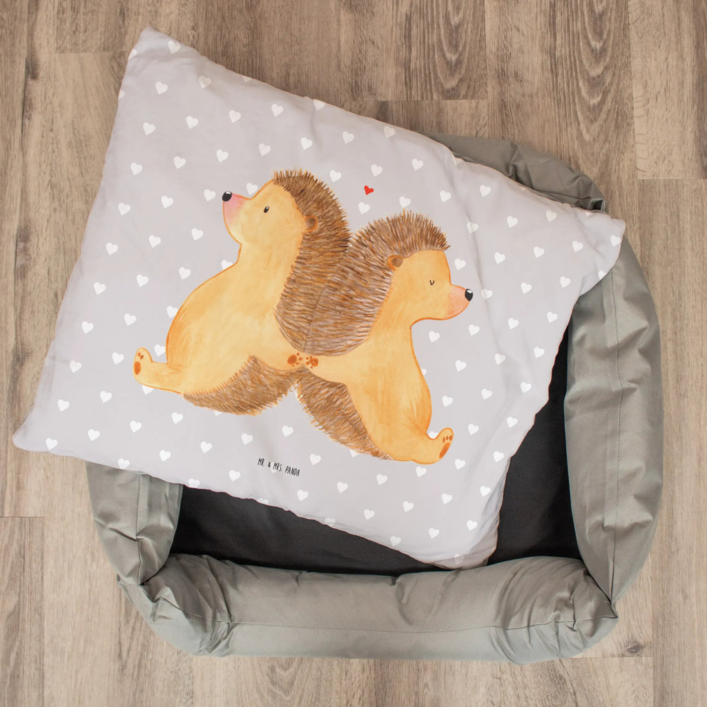 Katzenbett Igel händchenhaltend Katzenbett, Kater, Katenborb, Katzenliege, Tierbett, Körbchen, Katze, Liebe, Partner, Freund, Freundin, Ehemann, Ehefrau, Heiraten, Verlobung, Heiratsantrag, Liebesgeschenk, Jahrestag, Hocheitstag, Igel, Liebesbeweis, Igelliebe, Geschenk für zwei, Gemeinsamkeit, Lieblingsmensch, Liebesbotschaft, Hochzeit, große Liebe, Love, Hand in Hand