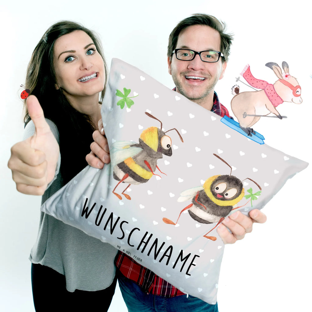 Personalisiertes Kissen Bienen Paar Wunschname, personalisiert, bedrucken, Kopfkissen, Name, Kissen, Liebe, Partner, Freund, Freundin, Ehemann, Ehefrau, Heiraten, Verlobung, Heiratsantrag, Liebesgeschenk, Jahrestag, Hocheitstag, für Ehemann, Valentinstag, Hochzeitstag, Schildkröten, Geschenk für Freundin, für Männer, Liebesbeweis, Geschenk für Partner, verliebte Schildkröten, Mitbringsel, Geschenk für Frauen