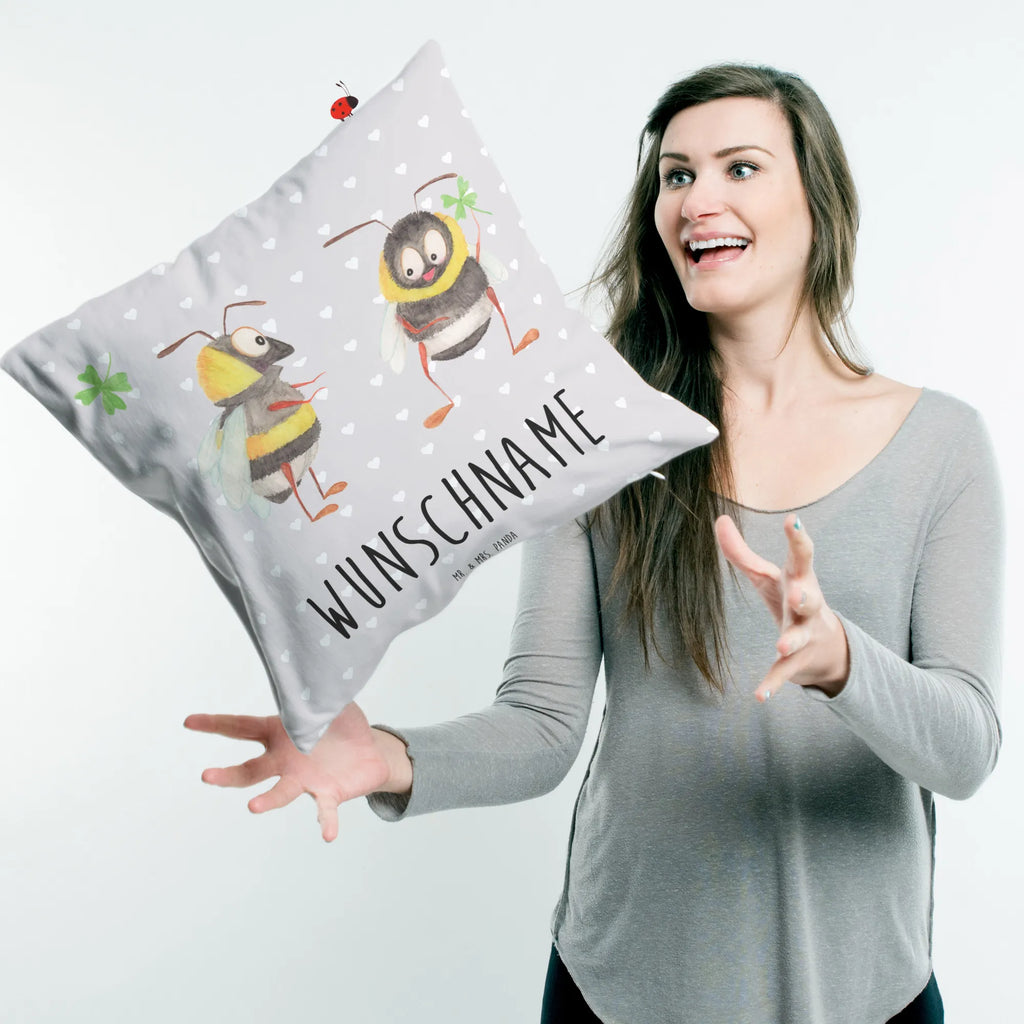Personalisiertes Kissen Bienen Paar Wunschname, personalisiert, bedrucken, Kopfkissen, Name, Kissen, Liebe, Partner, Freund, Freundin, Ehemann, Ehefrau, Heiraten, Verlobung, Heiratsantrag, Liebesgeschenk, Jahrestag, Hocheitstag, für Ehemann, Valentinstag, Hochzeitstag, Schildkröten, Geschenk für Freundin, für Männer, Liebesbeweis, Geschenk für Partner, verliebte Schildkröten, Mitbringsel, Geschenk für Frauen