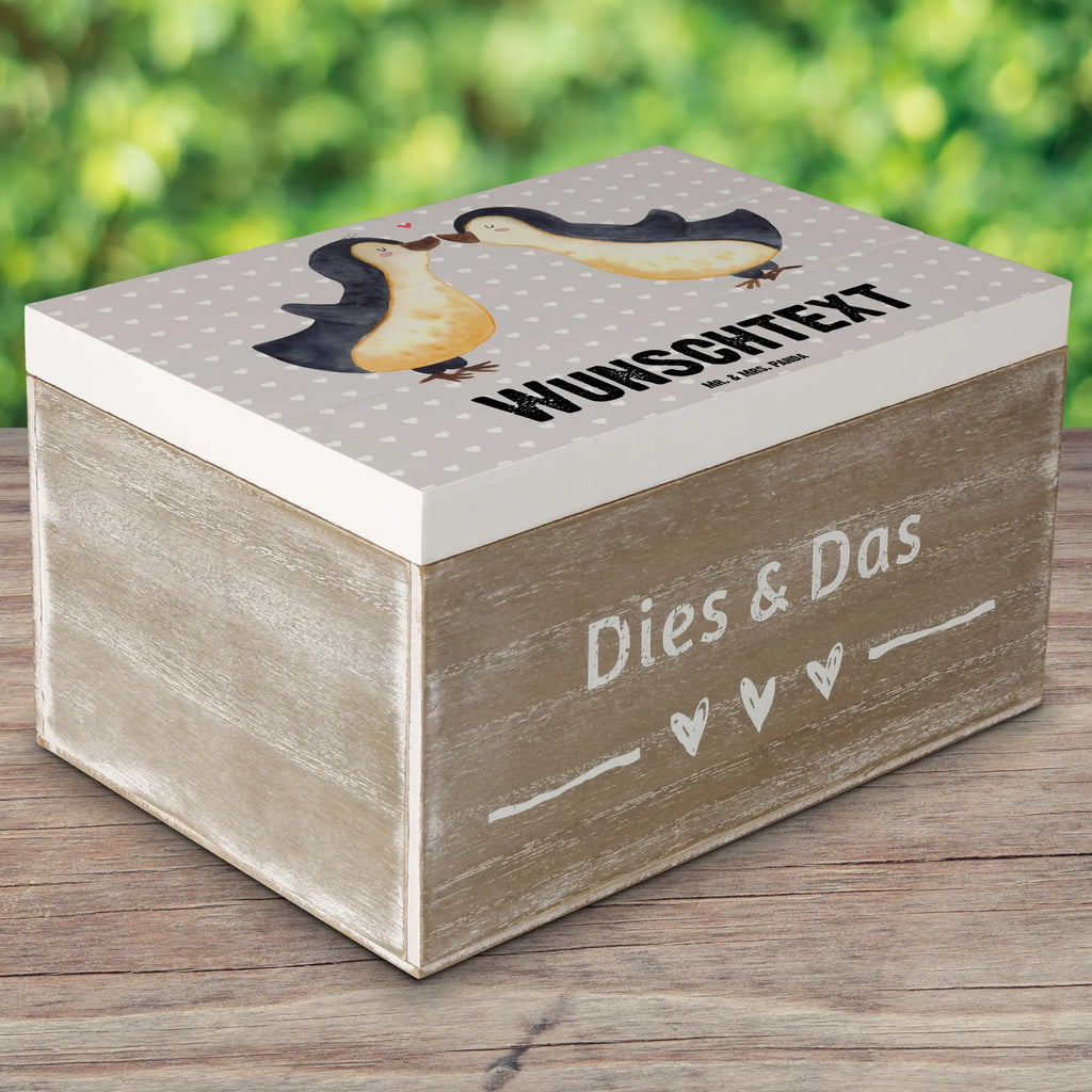 Personalisierte Holzkiste Pinguine Kuss Erinnerungsbox mit Namen, Dekokiste Personalisiert, Holzkiste Personalisiert, Schatulle mit Namen, Erinnerungskiste Personalisiert, Schatzkiste mit Namen, Erinnerungsbox Personalisiert, Kiste mit Namen, Aufbewahrungsbox mit Namen, mit Namen, GEschenkdose Personalisiert, Geschenkbox Personalisiert, Schatzkiste Personalisiert, Truhe Personalisiert, Truhe mit Namen, Dekokiste mit Namen, Kiste Personalisiert, Aufbewahrungsbox Personalisiert, Schatulle Personalisiert, Holzkiste mit Namen, Partner, Ehemann, Heiratsantrag, Ehefrau, Liebe, Freund, Hocheitstag, Liebesgeschenk, Jahrestag, Freundin, Heiraten, Verlobung, Valentinstag, Hochzeitstag, Geschenk für Partner, für Ehemann, für Männer, Geschenk für Frauen, Liebesbeweis, Geschenk für Freundin, Mitbringsel