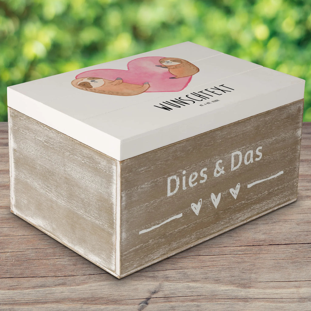 Personalisierte Holzkiste Faultiere Herz Kiste Personalisiert, Truhe mit Namen, Schatulle mit Namen, Erinnerungsbox mit Namen, Schatzkiste Personalisiert, Dekokiste Personalisiert, Kiste mit Namen, Erinnerungsbox Personalisiert, GEschenkdose personalisiert, Aufbewahrungsbox mit Namen, Holzkiste mit Namen, Aufbewahrungsbox Personalisiert, Dekokiste mit Namen, Geschenkbox personalisiert, Schatzkiste mit Namen, Erinnerungskiste, Truhe Personalisiert, Holzkiste Personalisiert, Schatulle Personalisiert, Erinnerungskiste Personalisiert, mit Namen, Liebe, Partner, Freund, Freundin, Ehemann, Ehefrau, Heiraten, Verlobung, Heiratsantrag, Liebesgeschenk, Jahrestag, Hocheitstag, Geschenk für Frauen, für Männer, für Ehemann, Valentinstag, Geschenk für Freundin, Mitbringsel, Geschenk für Partner, Liebesbeweis, Hochzeitstag