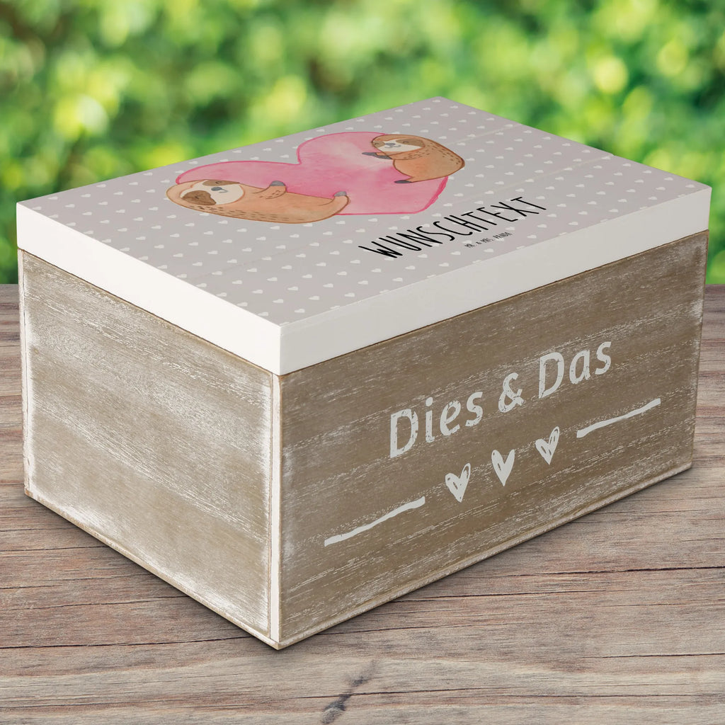 Personalisierte Holzkiste Faultiere Herz Kiste Personalisiert, Truhe mit Namen, Schatulle mit Namen, Erinnerungsbox mit Namen, Schatzkiste Personalisiert, Dekokiste Personalisiert, Kiste mit Namen, Erinnerungsbox Personalisiert, GEschenkdose personalisiert, Aufbewahrungsbox mit Namen, Holzkiste mit Namen, Aufbewahrungsbox Personalisiert, Dekokiste mit Namen, Geschenkbox personalisiert, Schatzkiste mit Namen, Erinnerungskiste, Truhe Personalisiert, Holzkiste Personalisiert, Schatulle Personalisiert, Erinnerungskiste Personalisiert, mit Namen, Liebe, Partner, Freund, Freundin, Ehemann, Ehefrau, Heiraten, Verlobung, Heiratsantrag, Liebesgeschenk, Jahrestag, Hocheitstag, Geschenk für Frauen, für Männer, für Ehemann, Valentinstag, Geschenk für Freundin, Mitbringsel, Geschenk für Partner, Liebesbeweis, Hochzeitstag
