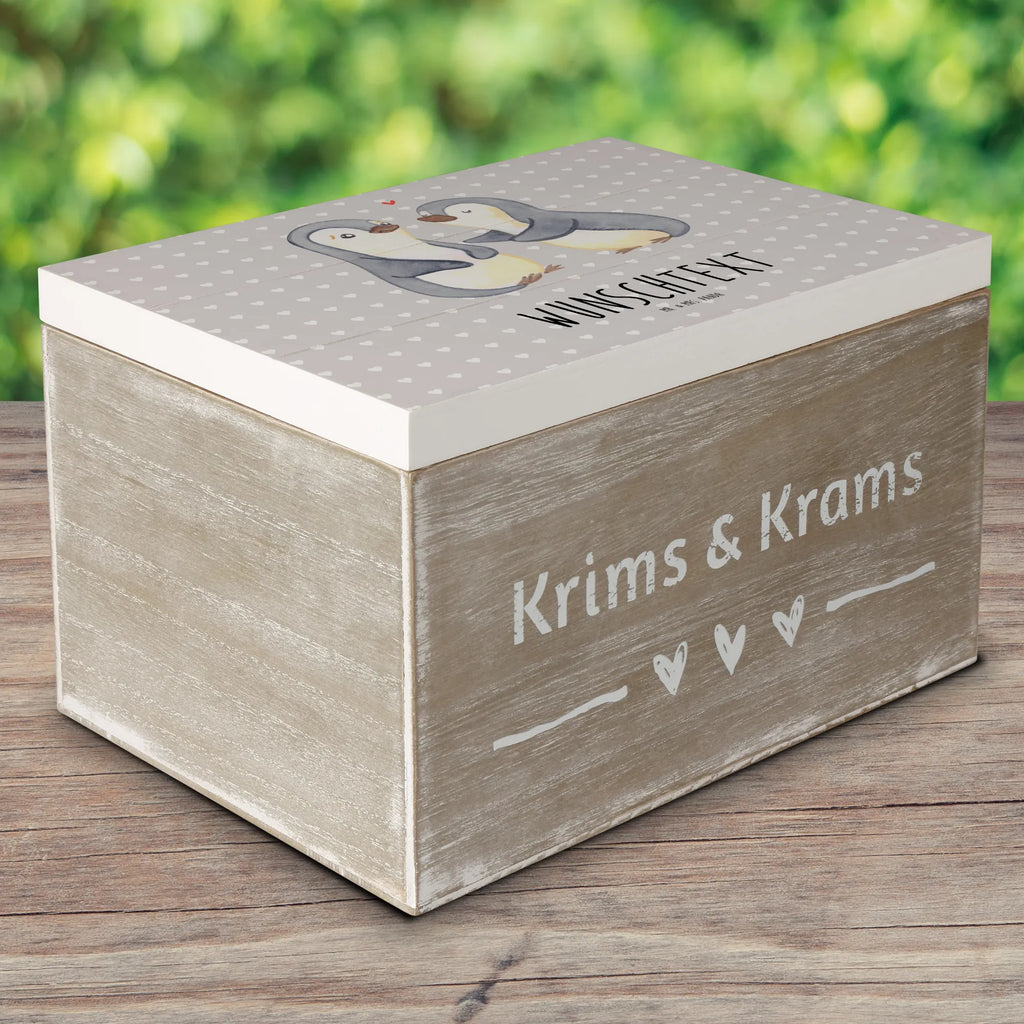 Personalisierte Holzkiste Pinguine trösten Dekokiste mit Namen, Aufbewahrungsbox mit Namen, Schatulle Personalisiert, Truhe mit Namen, Erinnerungskiste Personalisiert, Holzkiste mit Namen, GEschenkdose Personalisiert, Holzkiste Personalisiert, Erinnerungsbox Personalisiert, Dekokiste Personalisiert, Aufbewahrungsbox Personalisiert, Truhe Personalisiert, Schatzkiste Personalisiert, mit Namen, Schatzkiste mit Namen, Geschenkbox Personalisiert, Erinnerungsbox mit Namen, Kiste Personalisiert, Kiste mit Namen, Schatulle mit Namen, Partner, Ehemann, Heiratsantrag, Ehefrau, Liebe, Freund, Hocheitstag, Liebesgeschenk, Jahrestag, Freundin, Heiraten, Verlobung, für Ehemann, Liebesbeweis, Geschenk für Partner, Mitbringsel, für Männer, Geschenk für Freundin, Geschenk für Frauen, Hochzeitstag, Valentinstag