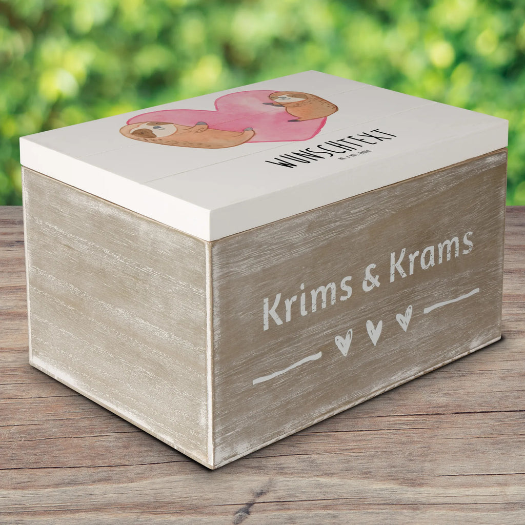 Personalisierte Holzkiste Faultiere Herz Kiste Personalisiert, Truhe mit Namen, Schatulle mit Namen, Erinnerungsbox mit Namen, Schatzkiste Personalisiert, Dekokiste Personalisiert, Kiste mit Namen, Erinnerungsbox Personalisiert, GEschenkdose personalisiert, Aufbewahrungsbox mit Namen, Holzkiste mit Namen, Aufbewahrungsbox Personalisiert, Dekokiste mit Namen, Geschenkbox personalisiert, Schatzkiste mit Namen, Erinnerungskiste, Truhe Personalisiert, Holzkiste Personalisiert, Schatulle Personalisiert, Erinnerungskiste Personalisiert, mit Namen, Liebe, Partner, Freund, Freundin, Ehemann, Ehefrau, Heiraten, Verlobung, Heiratsantrag, Liebesgeschenk, Jahrestag, Hocheitstag, Geschenk für Frauen, für Männer, für Ehemann, Valentinstag, Geschenk für Freundin, Mitbringsel, Geschenk für Partner, Liebesbeweis, Hochzeitstag