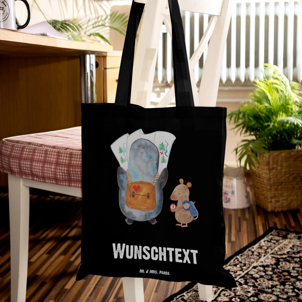 Personalisierte Tragetasche Pinguin & Maus Wanderer Stoffbeutel mit Namen, Einkaufstasche mit Namen, Personalisierter Stoffbeutel, Tragetasche mit Namen, Personalisierte Jutetasche, Personalisierte Einkaufstasche, Tüte, Schultertasche, Einkaufsbeutel, Shopper, Personalisierter Jutebeutel, Personalisierte Beuteltasche, Personalisierter Beutel, Strandtasche, Umhängetasche, Personalisierte Kindergartentasche, Personalisierte Tasche, Pinguin, Ausflug, Abenteurer, Wanderlust, Roadtrip, Wandern, Pinguine, Abenteuer