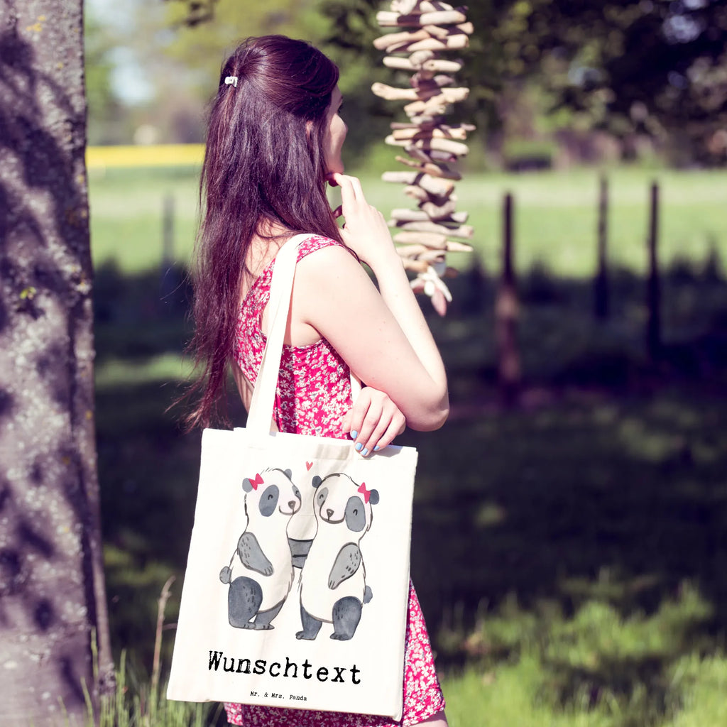 Personalisierte Tragetasche Panda Beste Halbtante der Welt Personalisierte Beuteltasche, Personalisierte Kindergartentasche, Personalisierter Jutebeutel, Tragetasche mit Namen, Personalisierte Einkaufstasche, Shopper, Tüte, Strandtasche, Personalisierte Jutetasche, Umhängetasche, Personalisierter Beutel, Personalisierter Stoffbeutel, Einkaufsbeutel, Personalisierte Tasche, Einkaufstasche mit Namen, Schultertasche, Stoffbeutel mit Namen, Geschenkidee, Geschenk, Schenken, Mitbringsel, Geburtstag, Geburtstagsgeschenk, für, Danke, Dankeschön, Bedanken, Freude machen, Geschenktipp, Stiefgeschwister, Familie, Beste Tante, Tante, Stief, Halbtante, Stieftante, Kleinigkeit