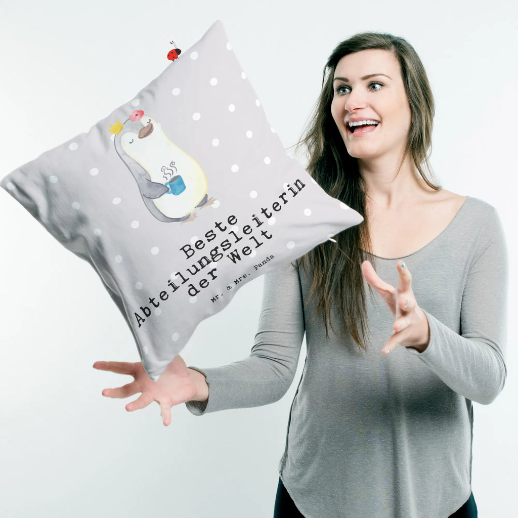 40x40 Kissen Pinguin Beste Abteilungsleiterin der Welt Zierkissen, Dekokissen 40x40, Sofakissen, Kopfkissen 40x40, Kissenbezug 40x40, Dekokissen Sofa, Couchkissen, Kissenhülle, Motivkissen, Kopfkissen, Kissen 40x40 Waschbar, Kissenbezüge, sitzkissen, sofakissen, Sofakissen 40x40, Kissenhülle 40x40, Kissen 40x40, Kissen, Dekokissen, für, Dankeschön, Geschenk, Schenken, Geburtstag, Geburtstagsgeschenk, Geschenkidee, Danke, Bedanken, Mitbringsel, Freude machen, Geschenktipp, Abteilungsvorstand, Anerkennung, Abschied, Chefin, Abteilungsleiterin, Managerin, Vorgesetzte, Ruhestand, Geschäftsführerin, Abschiedsgeschenk, Ehrung, Büro, Kollegin, Würdigung, Arbeit, Auszeichnung, Leiterin, Beste Abteilungsleiterin, Geschäftsleiterin
