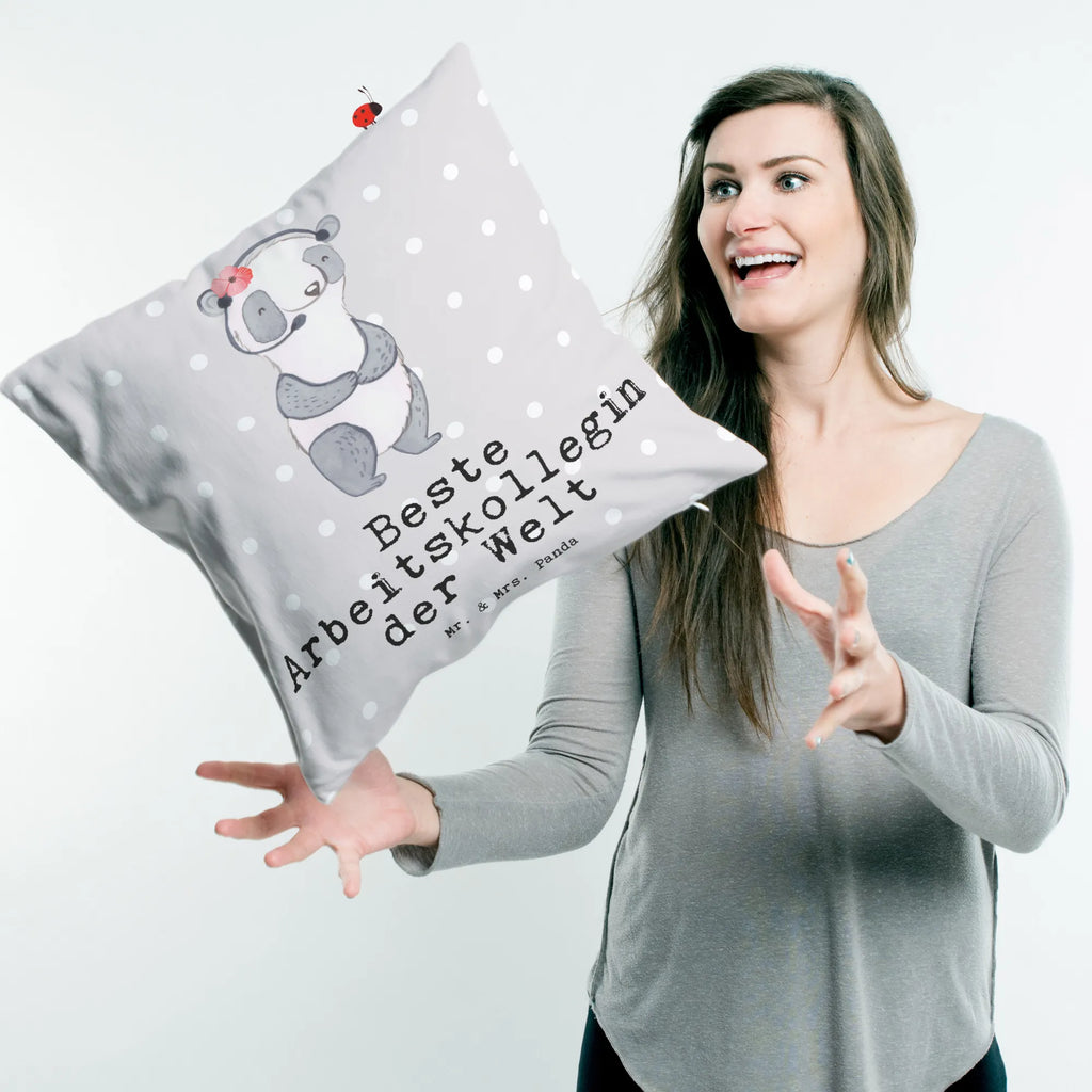 40x40 Kissen Panda Beste Arbeitskollegin der Welt sitzkissen, Sofakissen, Motivkissen, Couchkissen, Sofakissen 40x40, Kissenbezüge, Kissen, Dekokissen, Kopfkissen, Kissen 40x40, Kissen 40x40 Waschbar, Kissenhülle 40x40, Kissenbezug 40x40, Kopfkissen 40x40, Kissenhülle, Zierkissen, Dekokissen 40x40, sofakissen, Dekokissen Sofa, für, Dankeschön, Geschenk, Schenken, Geburtstag, Geburtstagsgeschenk, Geschenkidee, Danke, Bedanken, Mitbringsel, Freude machen, Geschenktipp, Abschiedsgeschenk, Beruf, Freundin, Mitarbeiterin, Arbeitskollegin, Büro, Ruhestand, Kollegin, Berufsgenossin, Arbeit