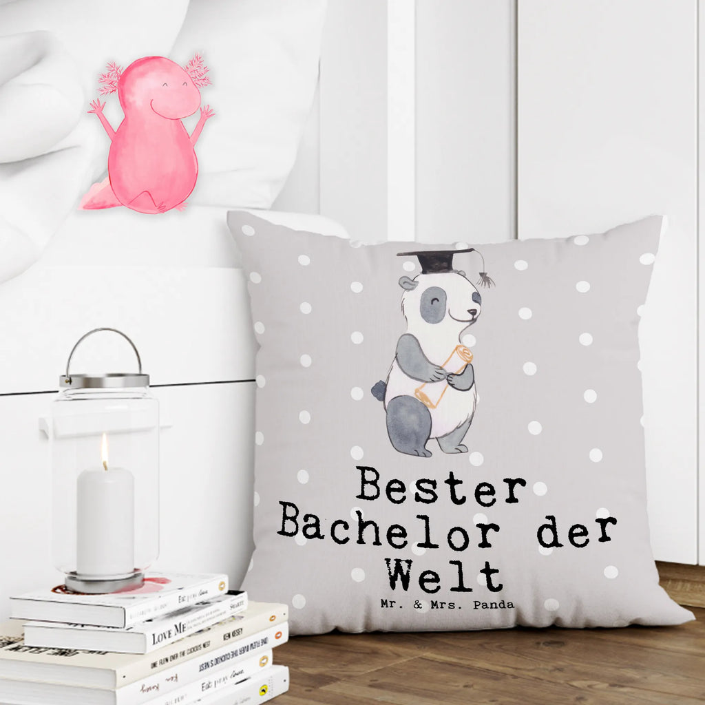 40x40 Kissen Panda Bester Bachelor der Welt Zierkissen, Motivkissen, Kissenhülle 40x40, Dekokissen 40x40, sofakissen, Kissenbezug 40x40, Sofakissen 40x40, Kopfkissen 40x40, Kissen 40x40 Waschbar, Kissen 40x40, Couchkissen, Sofakissen, Dekokissen, sitzkissen, Kissenbezüge, Kissenhülle, Kopfkissen, Dekokissen Sofa, Kissen, für, Dankeschön, Geschenk, Schenken, Geburtstag, Geburtstagsgeschenk, Geschenkidee, Danke, Bedanken, Mitbringsel, Freude machen, Geschenktipp, Spaß, lustig, Studium, Uni, Musterschüler, Abschluss, Hochschule, witzig, Universität, Bachelor, Student, Studenten, Studienabschluss, Sohn, Alumni