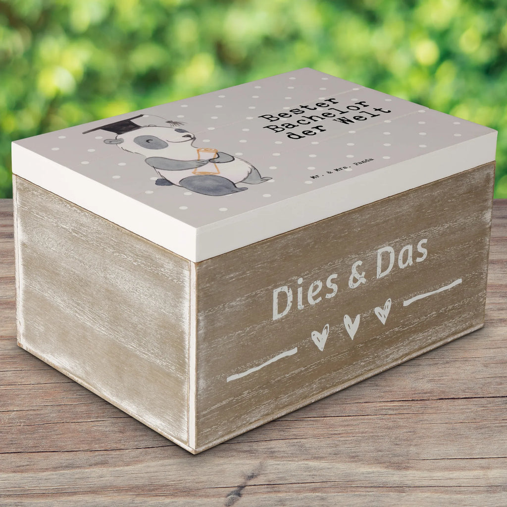 Skrzynia drewniana Panda Najlepszy kawaler na świecie Holzboxen, holzschachtel, Holzbox, truhe holz, Schatulle, Holzkiste, aufbewahrungskiste mit deckel, holzkästchen, Holzbox mit Deckel, Holz Aufbewahrungsbox, Holztruhe, Holzkiste mit Deckel, holzschatulle, Aufbewahrungsbox aus Holz, Aufbewahrungskiste, Holzkisten, holztruhen, kiste holz, aufbewahrungstruhe, Aufbewahrungsbox, Box aus Holz, box holz, Aufbewahrungsbox Holz, aufbewahrungsboxen, aufbewahrungskisten, Schenken, Bedanken, Dankeschön, Geschenkidee, Geburtstag, Geschenk, Geburtstagsgeschenk, Danke, Mitbringsel, Geschenktipp, für, Freude machen, Sohn, Studium, Abschluss, Hochschule, Studienabschluss, Witzig, Universität, Spaß, Student, Bachelor, Studenten, Alumni, Lustig, Musterschüler, Uni