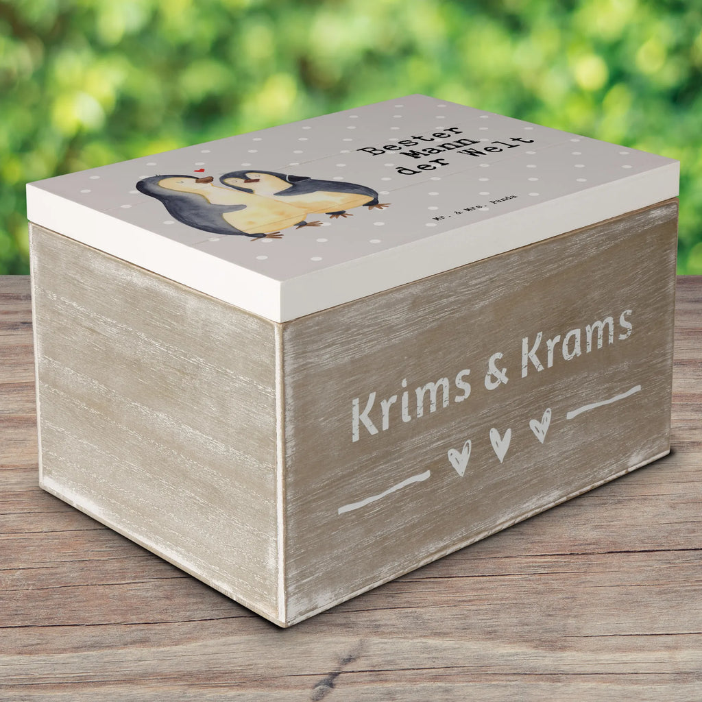 Holzkiste Pinguin Bester Mann der Welt Kiste, Schatzkiste, XXL, Aufbewahrungsbox, Dekokiste, Erinnerungsbox, Geschenkdose, Schatulle, Holzkiste, Truhe, Geschenkbox, Erinnerungskiste, für, Dankeschön, Geschenk, Schenken, Geburtstag, Geburtstagsgeschenk, Geschenkidee, Danke, Bedanken, Mitbringsel, Freude machen, Geschenktipp, Traummann, Mann, Liebling, Beste, Partner, Gatte, Ehepartner, Kleinigkeit, Lebensgefährte, Ehemann, Freund, Bräutigam, Ehe