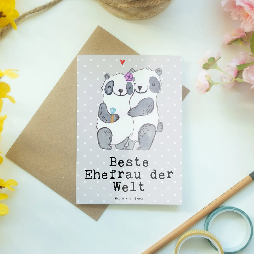 Grußkarte Panda Beste Ehefrau der Welt Klappkarte, Hochzeitskarte, Ansichtskarten, Karte, Grußkarte, Einladungskarte, Geburtstagskarte, Glückwunschkarte, für, Dankeschön, Geschenk, Schenken, Geburtstag, Geburtstagsgeschenk, Geschenkidee, Danke, Bedanken, Mitbringsel, Freude machen, Geschenktipp, Partnerin, Beste, Freundin, Ehepartner, Lebensgefährtin, Liebling, Braut, Frau, Ehe, Kleinigkeit, Ehefrau, Traumfrau, Gattin, Hochzeit
