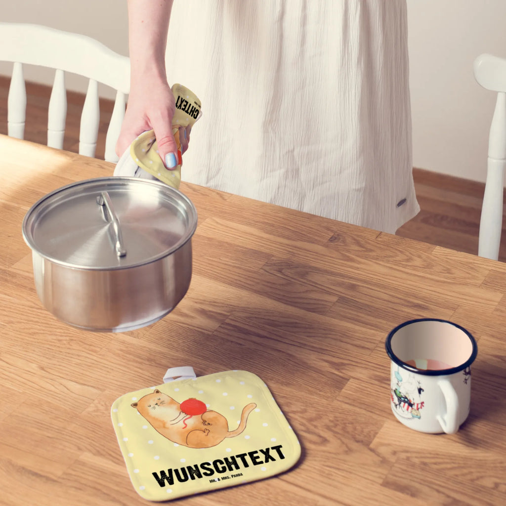 Personalisierte Topflappen Katzen Wollknäul Personalisierte Topfuntersetzer, Topflappen personalisiert, Namensaufdruck, Personalisierter Ofenhandschuh, Topflappen Set personalisiert, Topflappen mit Namen, Katze, Katzenmotiv, Katzenfan, Katzendeko, Katzenfreund, Katzenliebhaber, Katzenprodukte, Katzenartikel, Katzenaccessoires, Katzensouvenirs, Katzenliebhaberprodukte, Katzenmotive, Katzen, Katzenhalter, verspielt, Spiel, Spielen, Mietze, Cat, Katzenbesitzerin, Wolle, Kater, Cats, Haustier, Wollknäuel